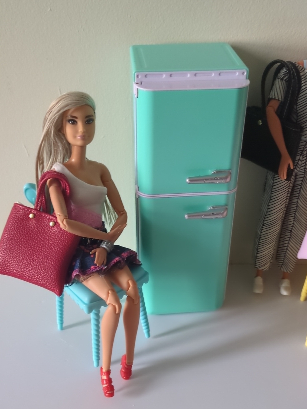 lot of 4 Articulated Barbies dolls and Mini Fridge Accessory - Picture 5 of 16